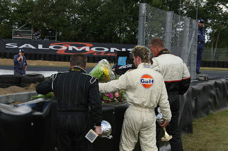 Der blev i løbet af weekenden lagt mange blomster til Jens Hansen.